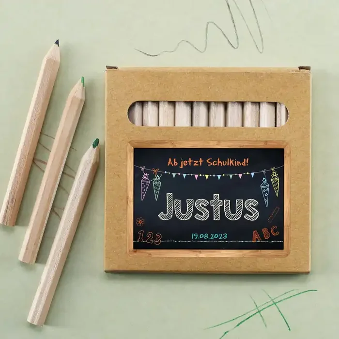 12 kleine Buntstifte mit personalisiertem Etikett zum Schulstart