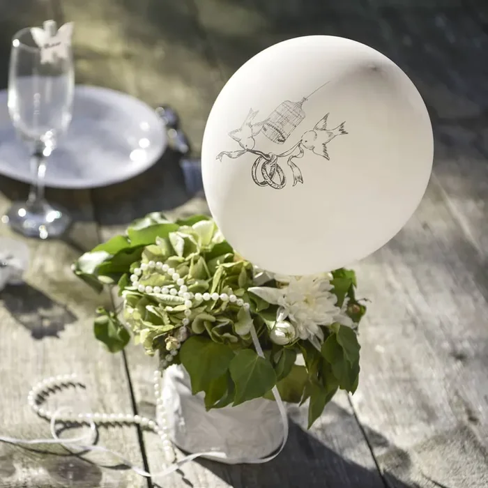8 weiße Luftballons zur Hochzeit mit Taubenmotiv