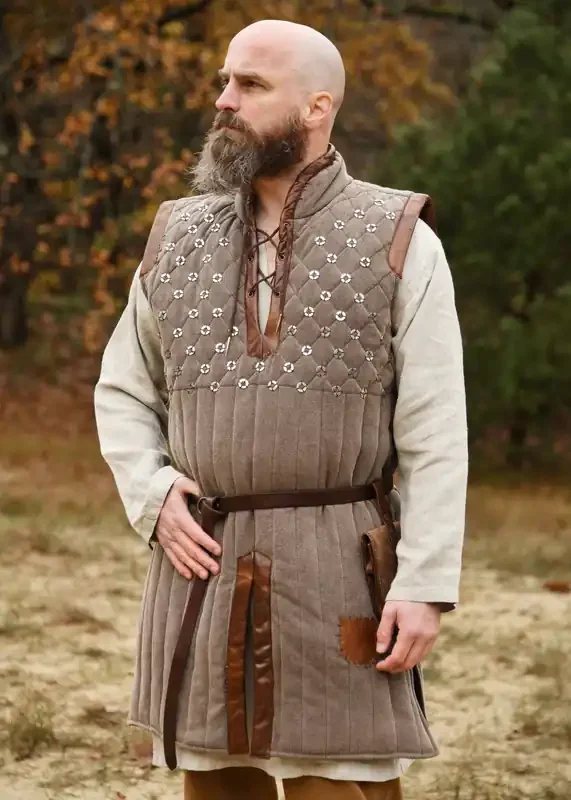 Ärmelloser Gambeson mit handgefertigen Details, braun