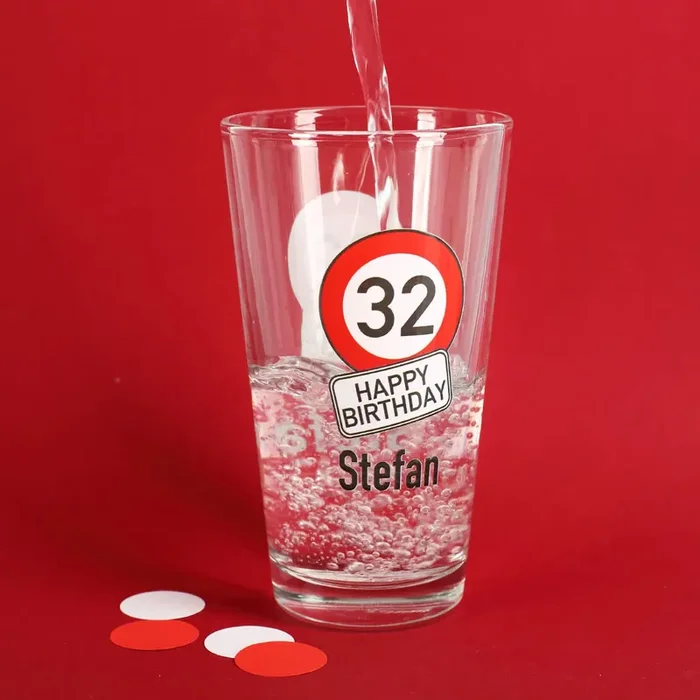 Bedrucktes Trinkglas zum Geburtstag mit Verkehrszeichen