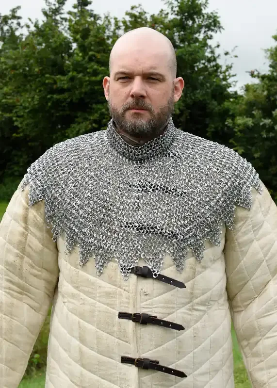 Bischofskragen mit Lederriemen und Schnallen