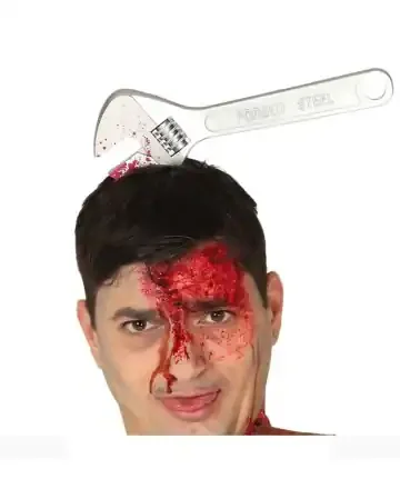 Blutiger Schraubenschlüssel im Kopf