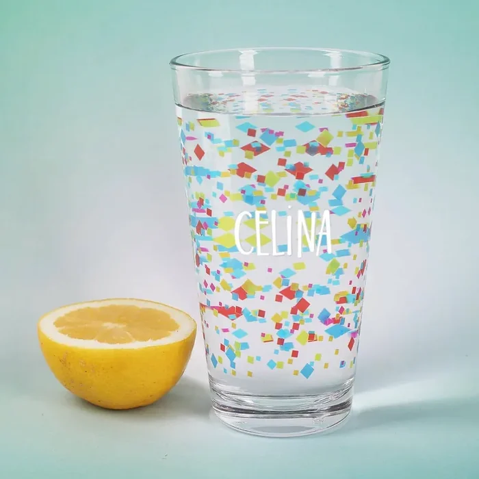Bunt bedrucktes Trinkglas mit Name