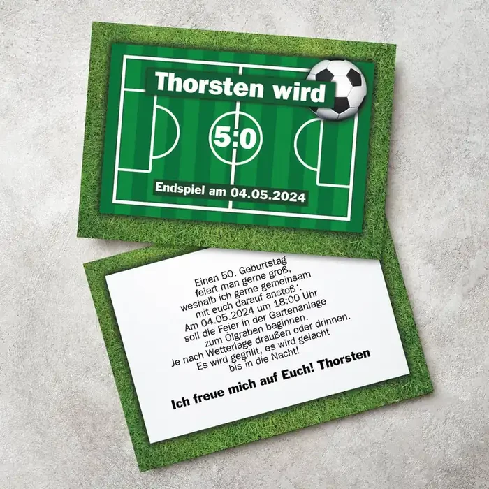 Geburtstagseinladung mit Fußballfeld und Ihren Wunschtexten