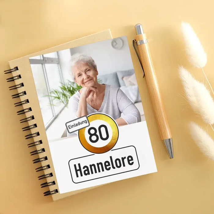 Geburtstagseinladung mit Ihrem Foto und Alter im Verkehrszeichen