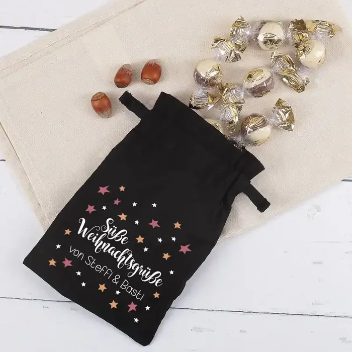 Geschenksäckchen zu Weihnachten gefüllt mit Pralinen