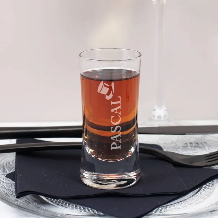Graviertes Schnapsglas für Männer mit Name und Zylinderhut-Motiv