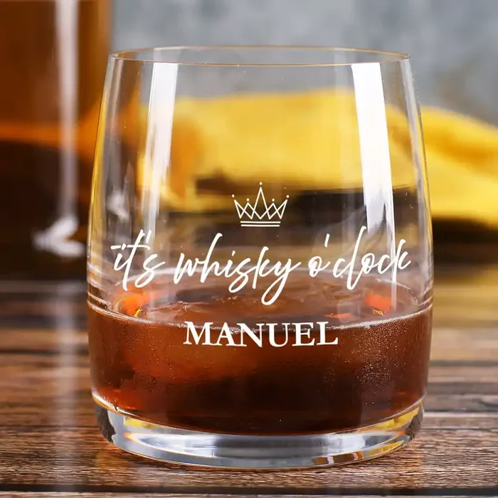 It‘s whisky o‘clock – bedrucktes Glas mit Name