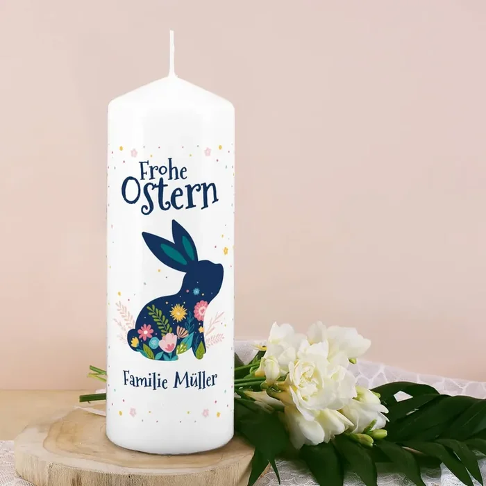 Osterkerze mit buntem Hasen, Blüten und Wunschtext