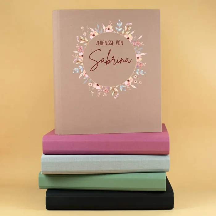 Personalisierte Zeugnismappe aus Leinen mit Name und Blumenkranz-Motiv für Mädchen zur Einschulung