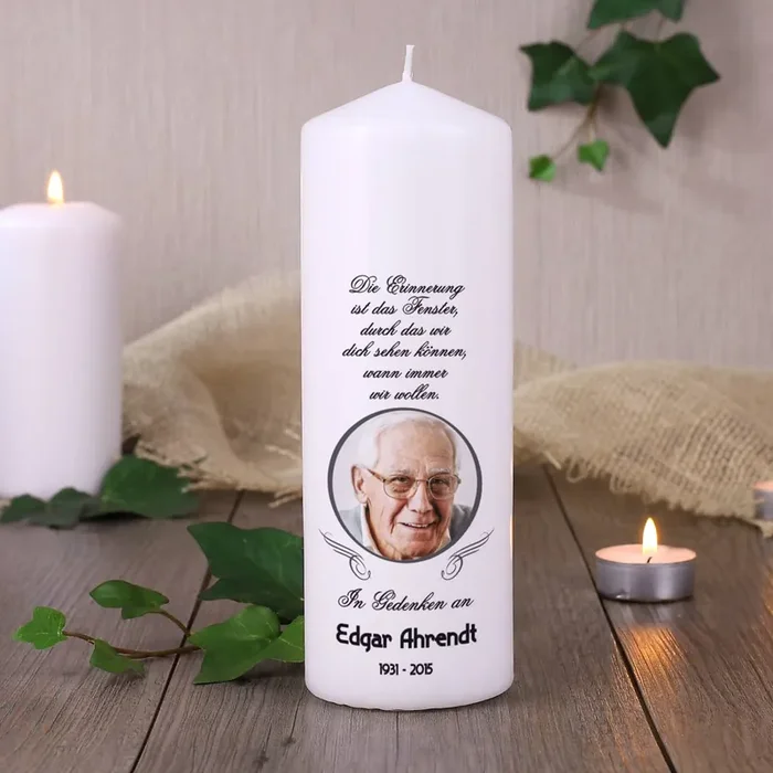 Trauerkerze mit Foto, Name und Datum – In Gedenken an –