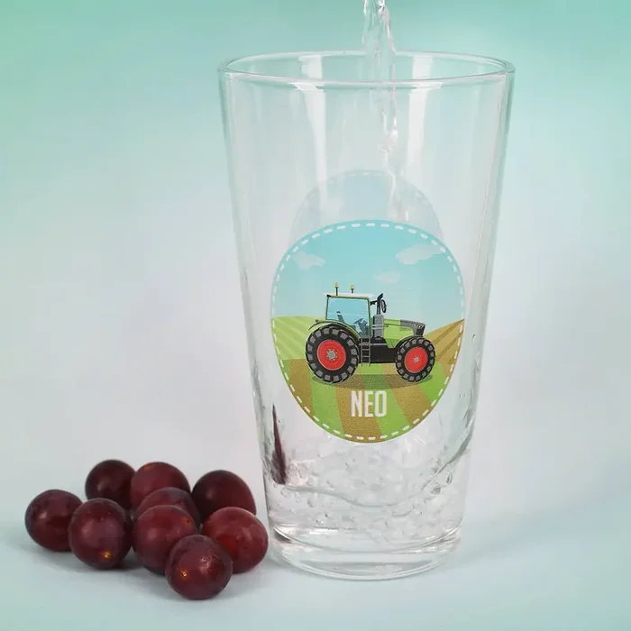Trinkglas mit grünem Traktor und Name