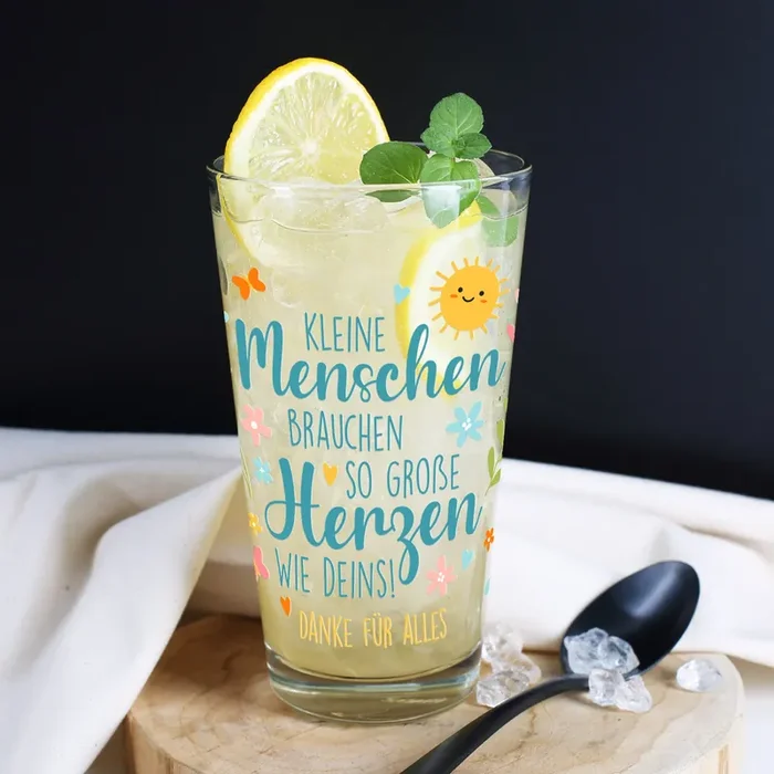 Trinkglas zum Abschied für Erzieher „Kleine Menschen, große Herzen“ mit Wunschtext und Frühlingsmotiv