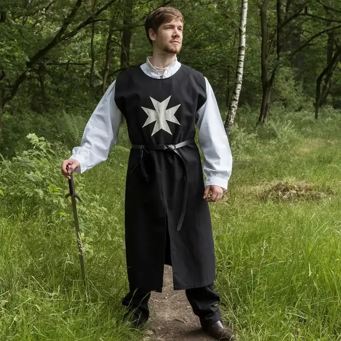 Wappenrock Johanniter – Mittelalter Waffenrock mit Kreuz in Schwarz/Natur, 100 % Baumwolle