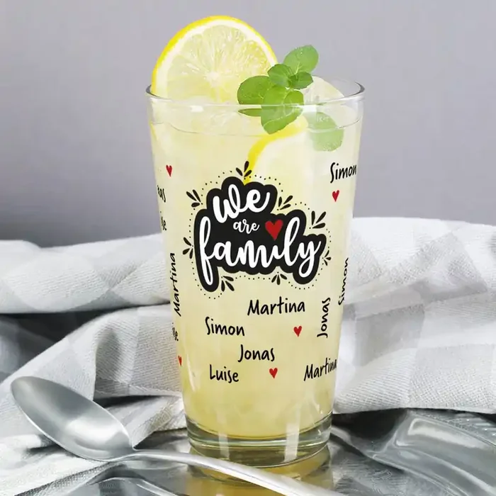 We are family – Trinkglas mit vier Namen