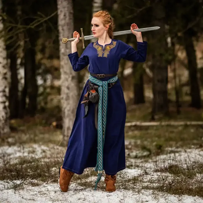 Wikingerkleid „Aslaug“ – Frühmittelalterliches Damenkleid mit Stickerei, Blau